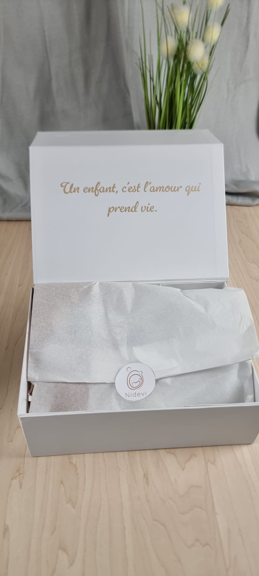 Box cadeau personnalisée pour jeune maman avec message doré sous le couvercle